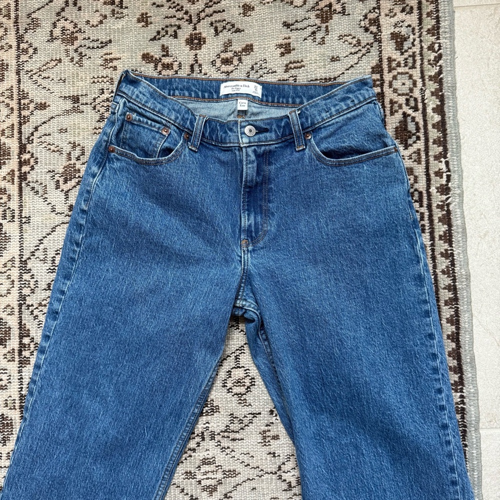Abercrombie & Fitch- The Baggy Low Rise Jeans in Curve Love